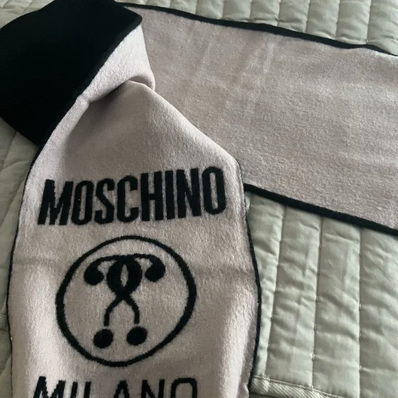 Muschino women wool scarf - Picture 3 of 3